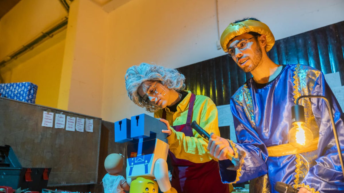 El Almacén Real de Tarragona acoge centenares de niños que entregan ilusionados las cartas