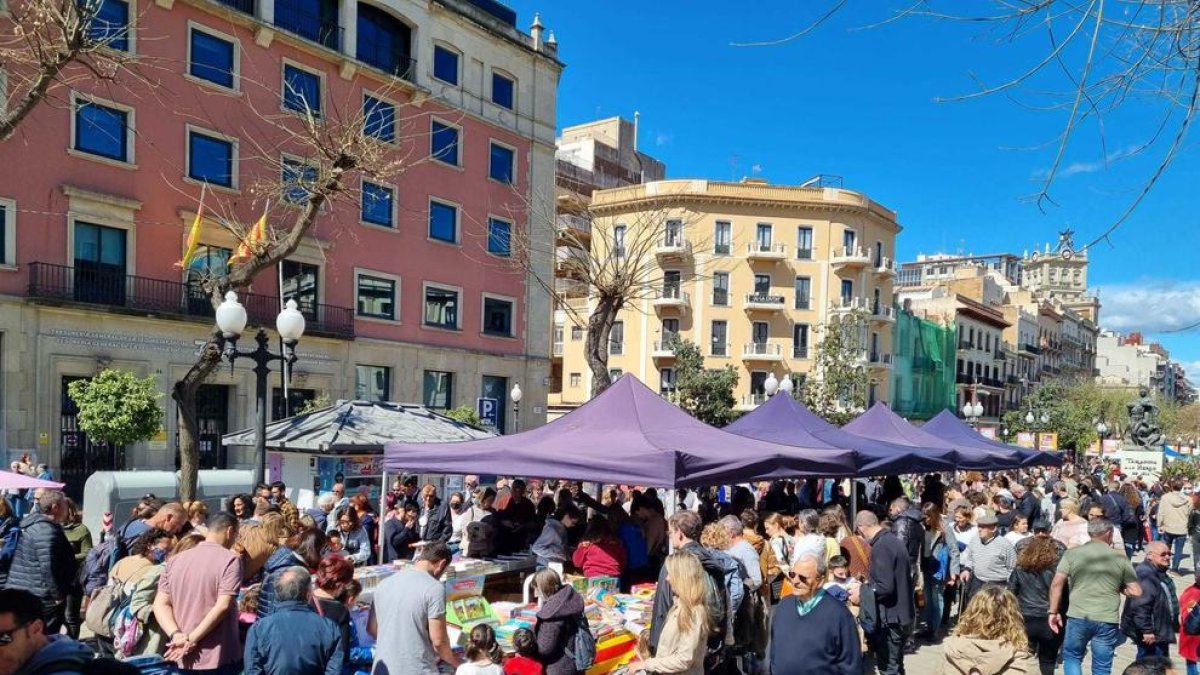 «A la Diada de Sant Jordi venem tants llibres com en un mes sencer de treball»