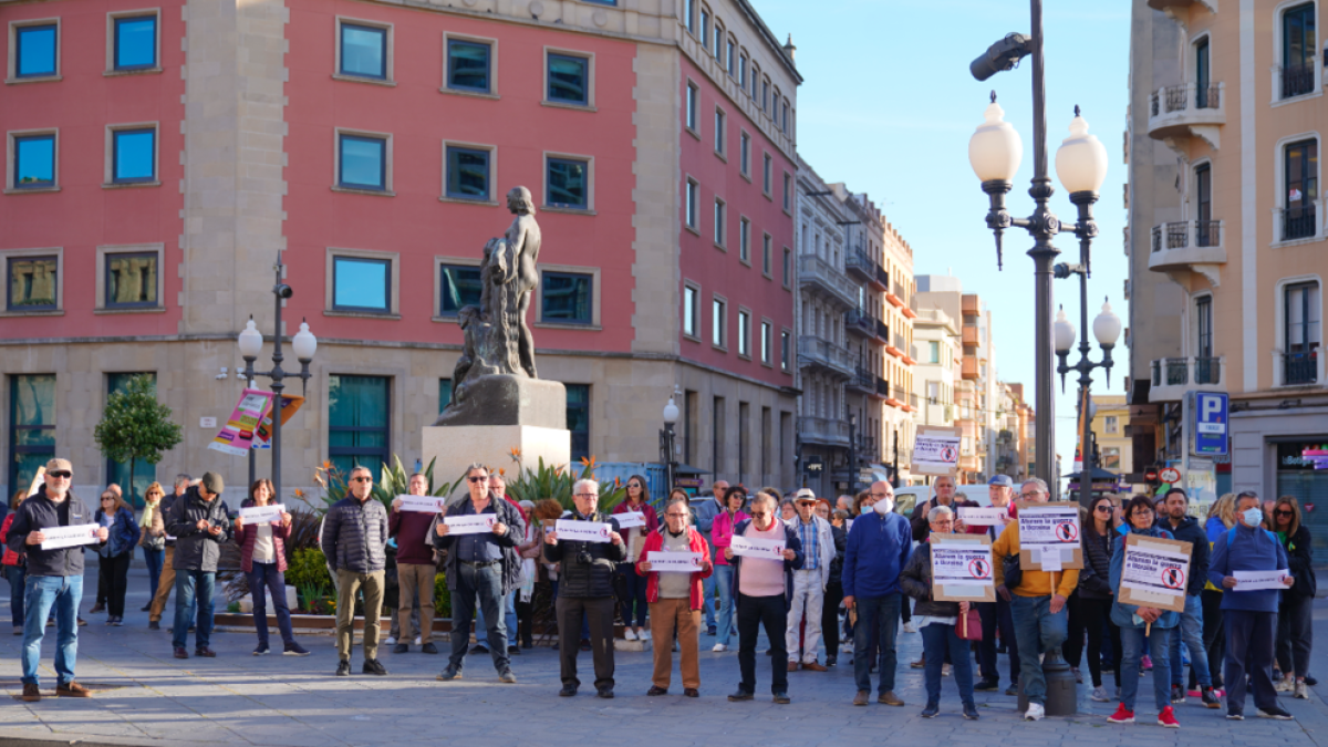 Una cinquantena de persones es concentra a Tarragona contra la guerra