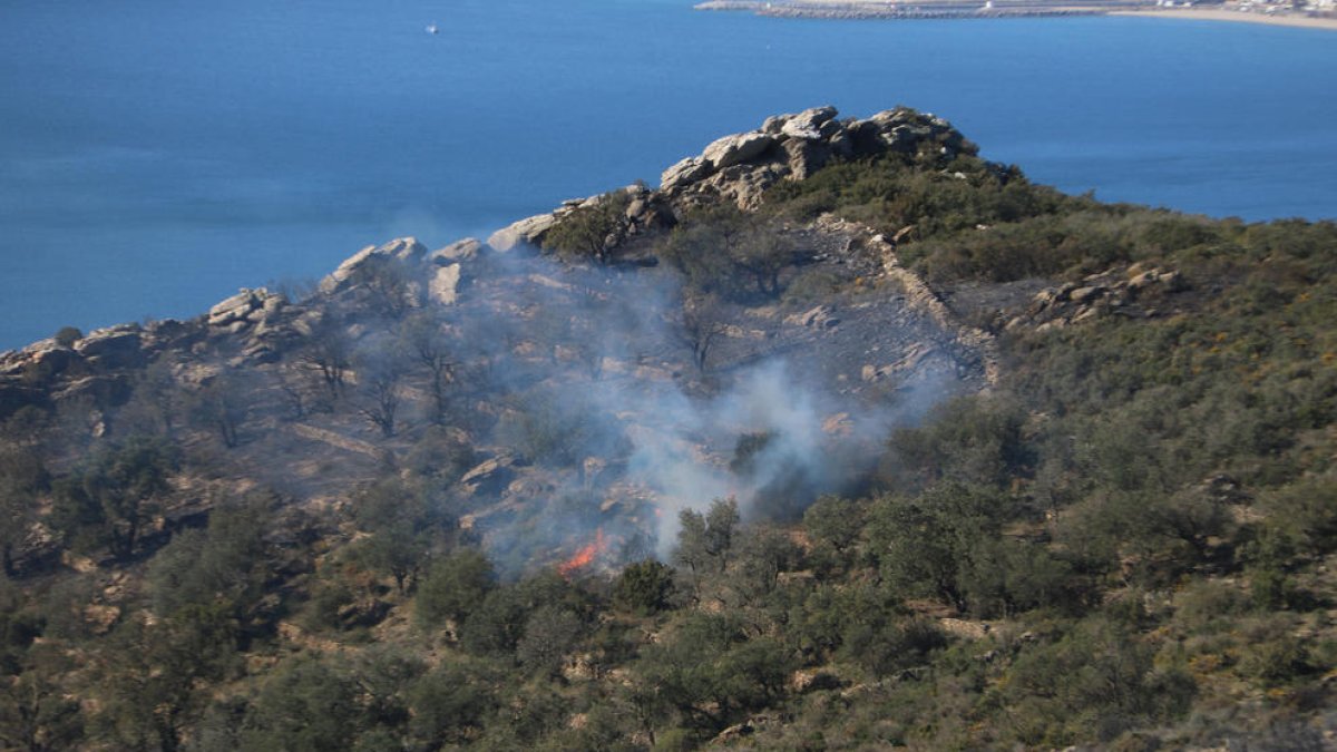 El incendio forestal de Roses ha llegado al mar y afecta ya a unas 500 hectáreas