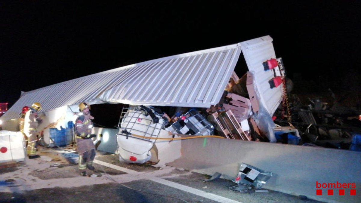 Matinada accidentada a Banyeres del Penedès: dos accidents diferents amb camions implicats
