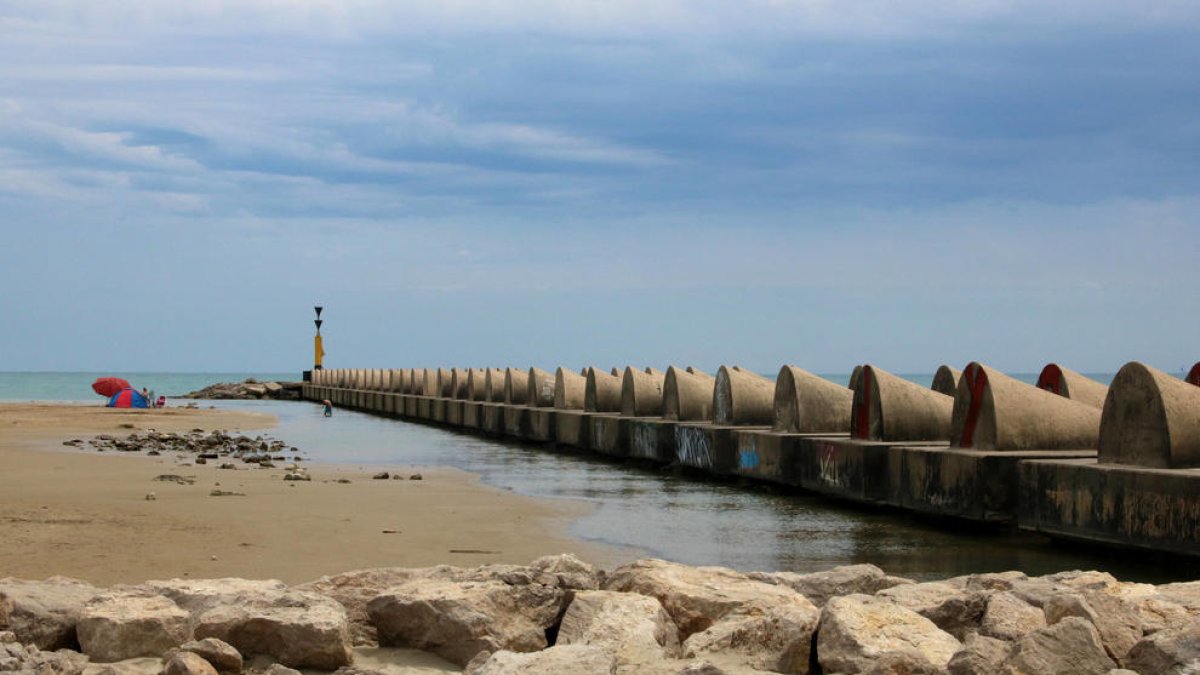 Aposten per demolir parcialment la dàrsena de l'antiga tèrmica de Cubelles i crear noves platges