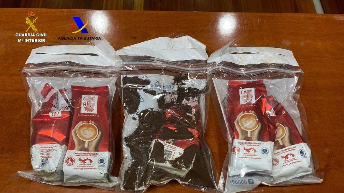 Intervienen en Reus un paquete que contenía envases con café molido mezclado con cocaína