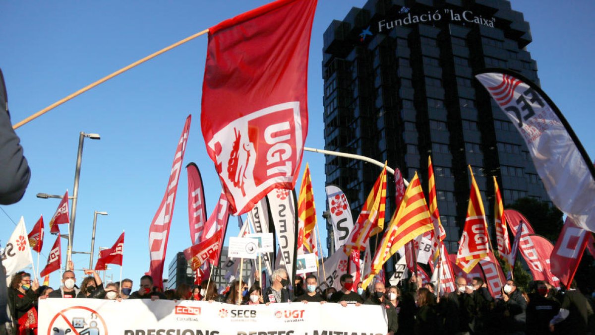Treballadors de CaixaBank tallen la Diagonal de Barcelona per denunciar la pressió que viu la plantilla