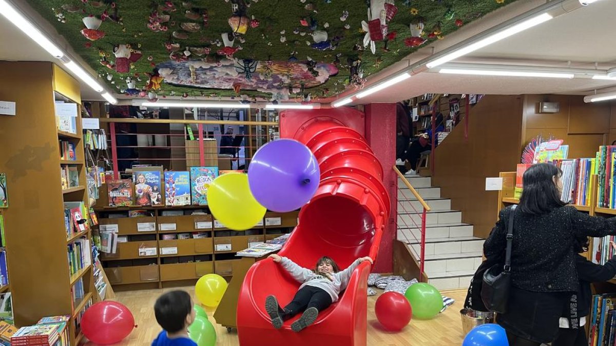 La Capona inaugura en Tarragona la nueva sala infantil con un tobogán y un techo de fantasía