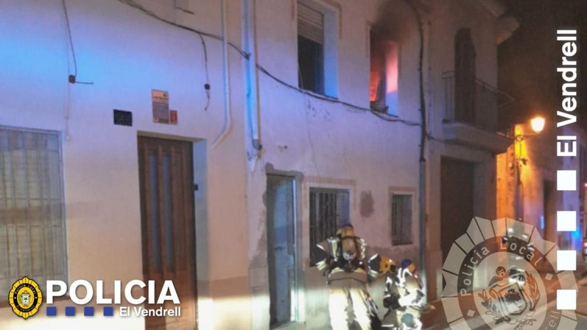 Incendi en l'habitació d'un domicili al Vendrell