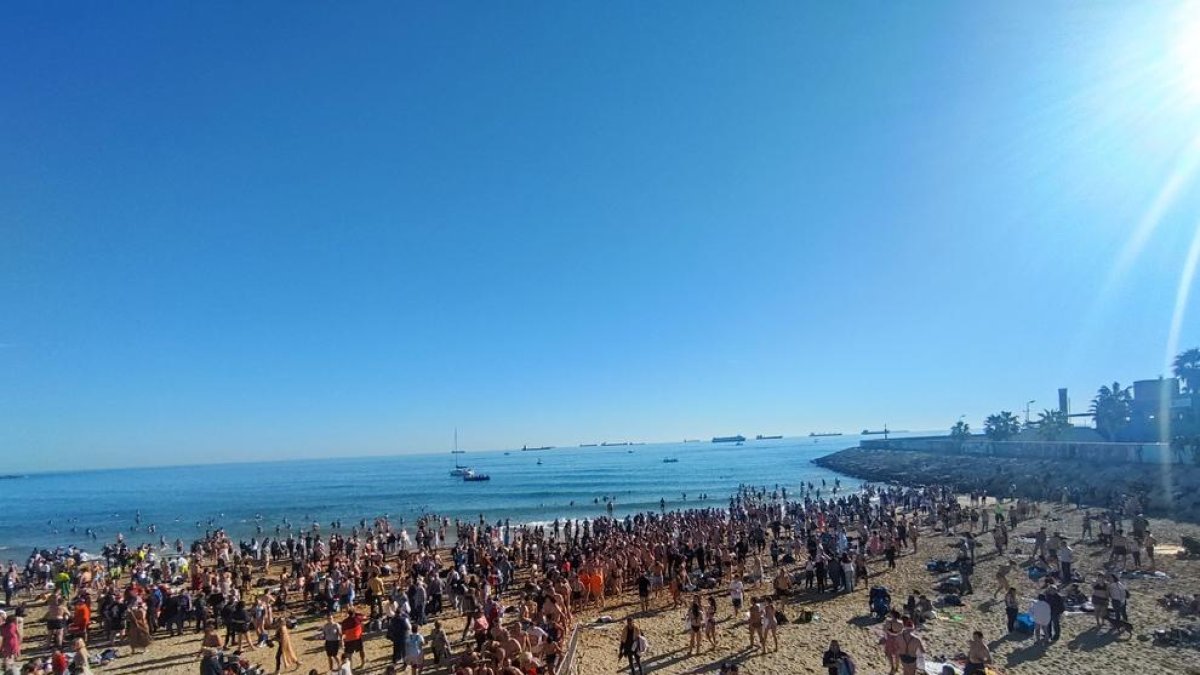 El 37è Bany de Sant Silvestre de Tarragona aplega milers de persones per acomiadar l'any