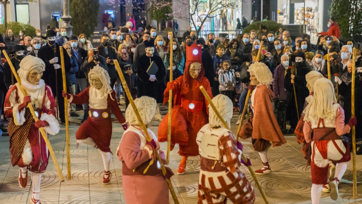 El baile del Carnaval y los Set Pecats llenan las calles de la ciudad de Reus