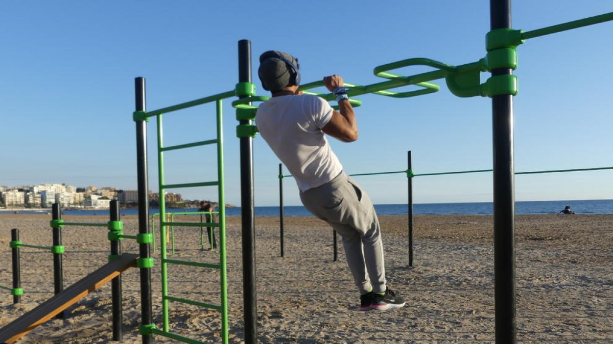 Salou renova les instal·lacions de cal·listènia a les platges de Llevant i de Ponent