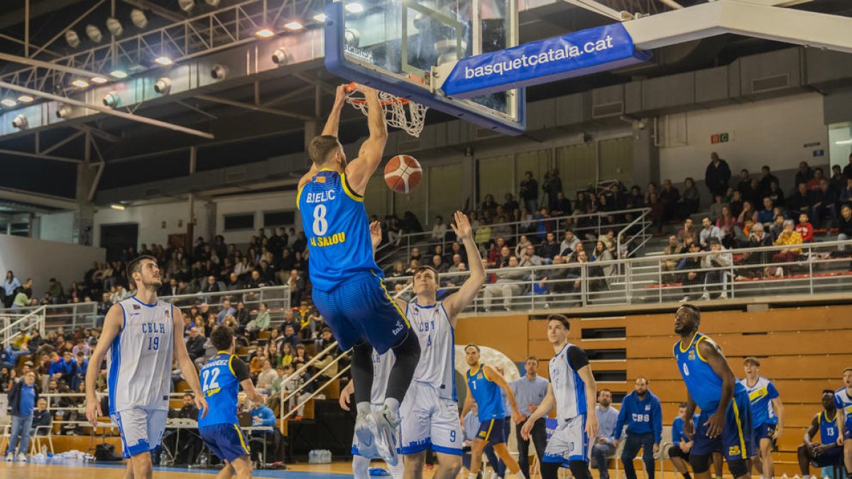 El CB Salou es consagra al Pavelló del Milà per a assolir la salvació