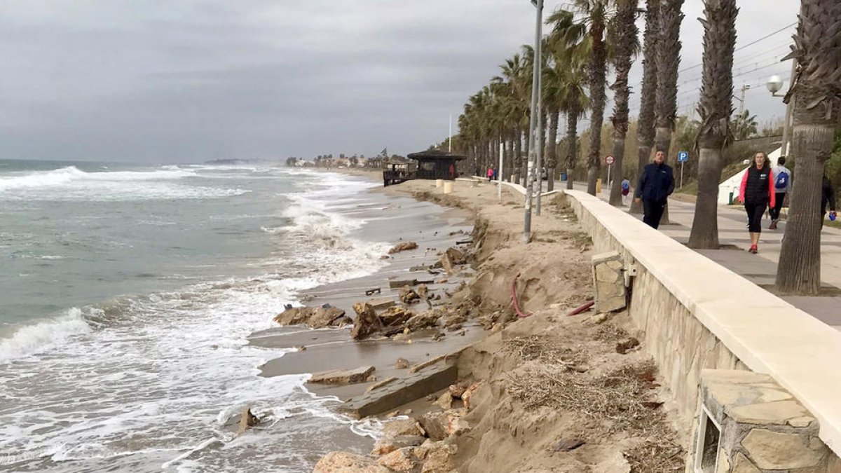 Roda de Berà reclama a Costes que posi solució a les destrosses patides per la platja Llarga