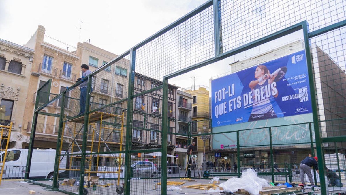 Avanza el montaje de la pista de pádel en la plaza del Mercadal