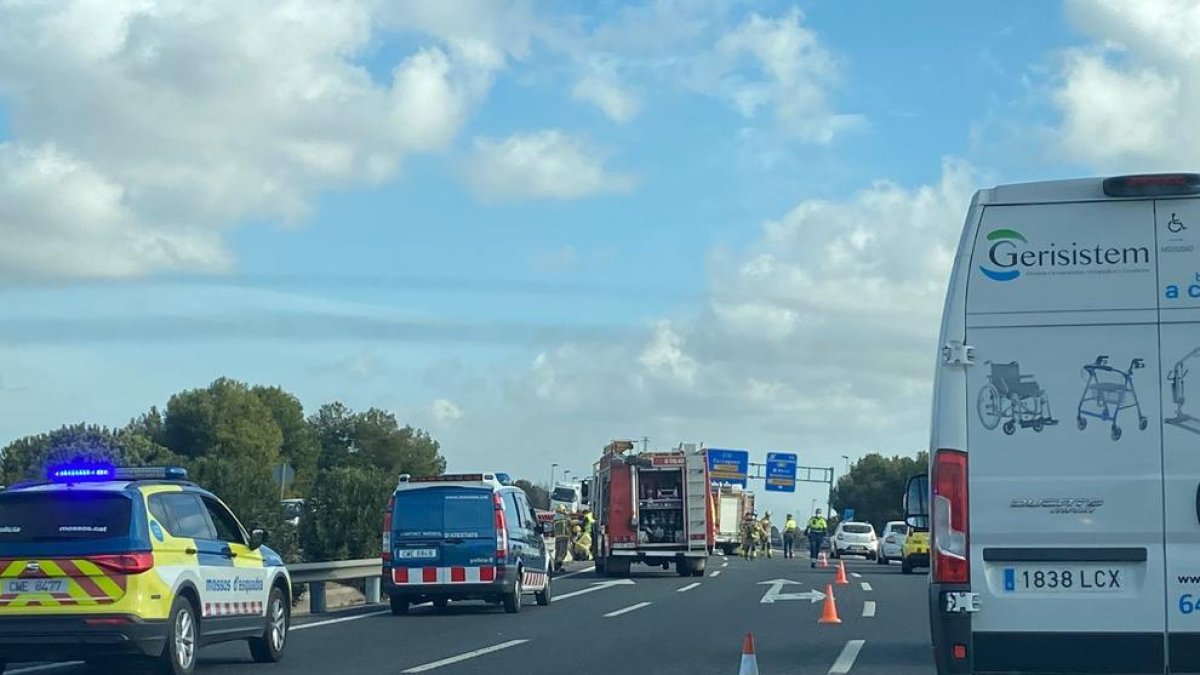 Cortada la T-11 en la entrada de Bellisens por una accidente sin heridos entre un coche y un camión