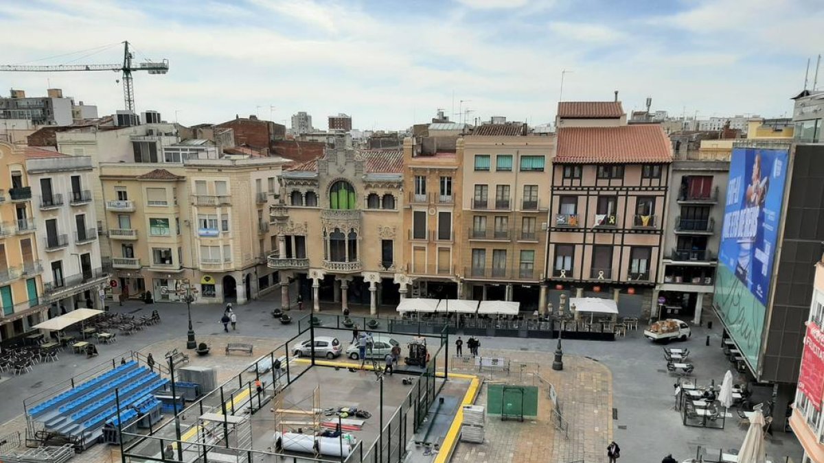 Tret de sortida a les activitats a la pista de pàdel de la plaça del Mercadal