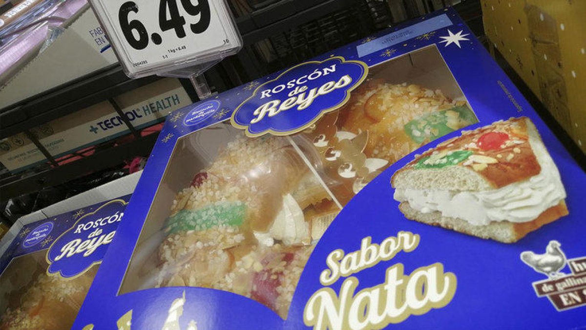 Multen uns famosos supermercats per vendre tortells de reis amb nata falsa