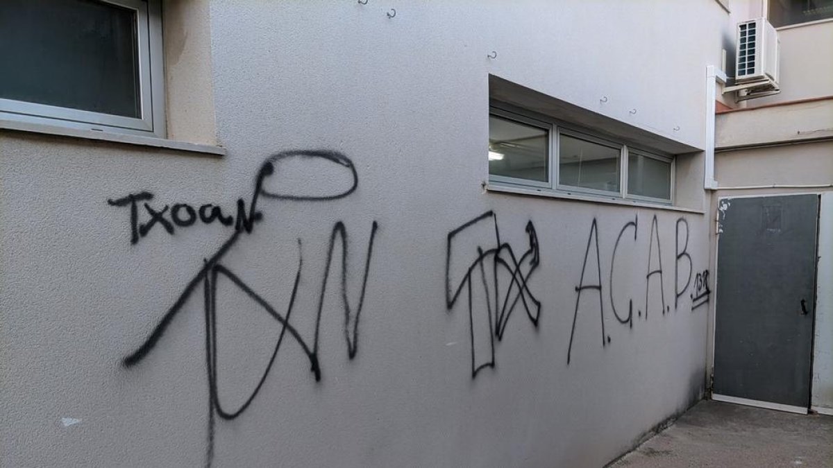 La Muntanyeta denuncia botellots a la zona i és objecte de pintades