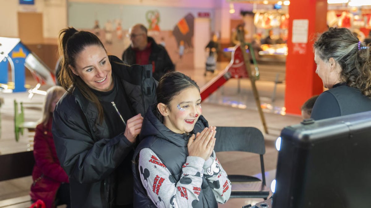 Muchos niños aprovechan para pintarse la cara en los Mercados de Reus