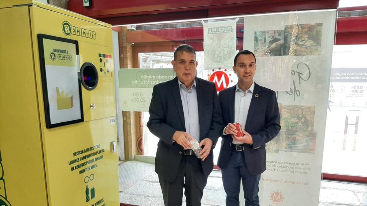 El Mercado de Reus instala una máquina que recompensa para reciclar envases