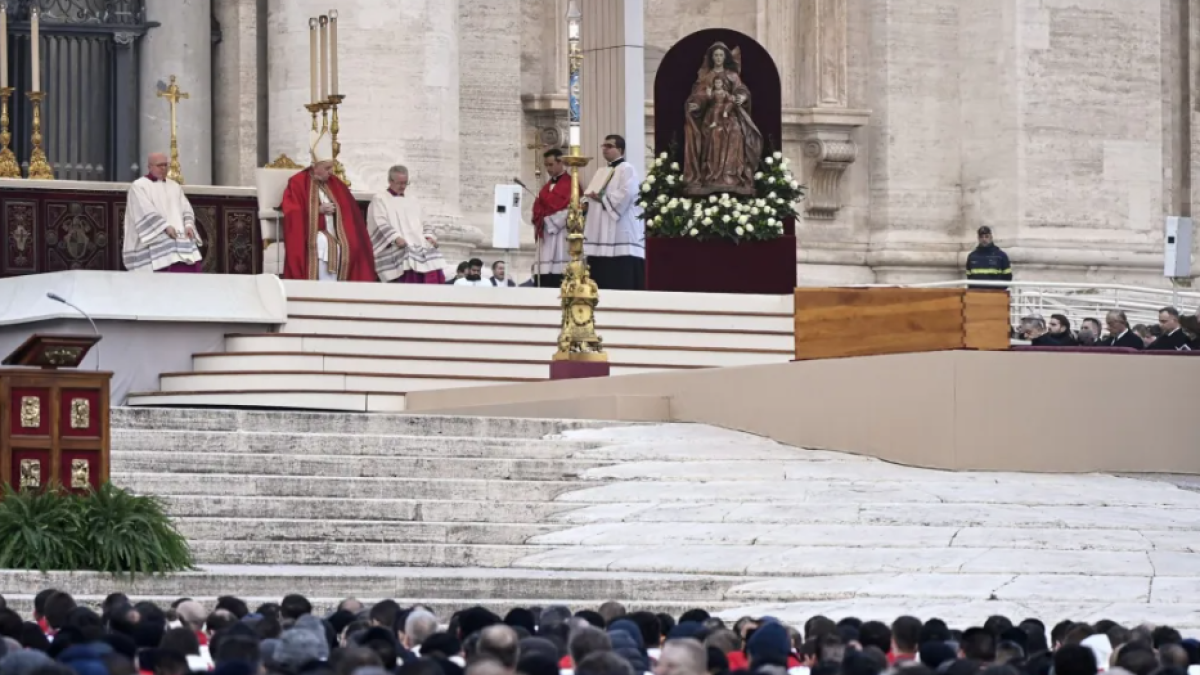 Miles de fieles se despiden de Benedicto XVI desde la plaza de San Pedro del Vaticano