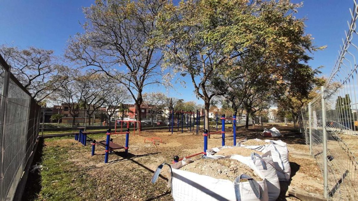 Empieza la instalación de los parques de calistenia de la plaza de los Ganxets y de Mas Iglesias
