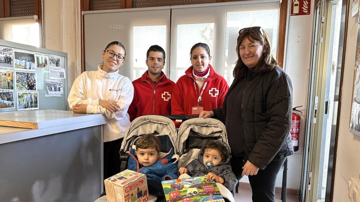 Cruz Roja reparte juguetes a trece familias de Roda de Berà