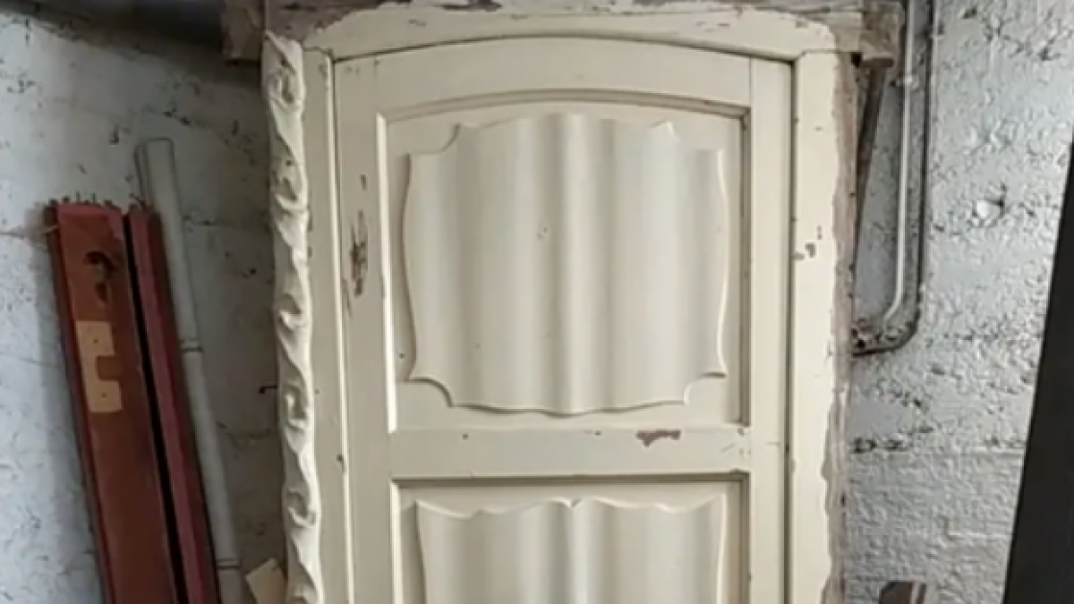 Els Mossos investiguen l'origen de 4 portes en venda que poden ser de Gaudí