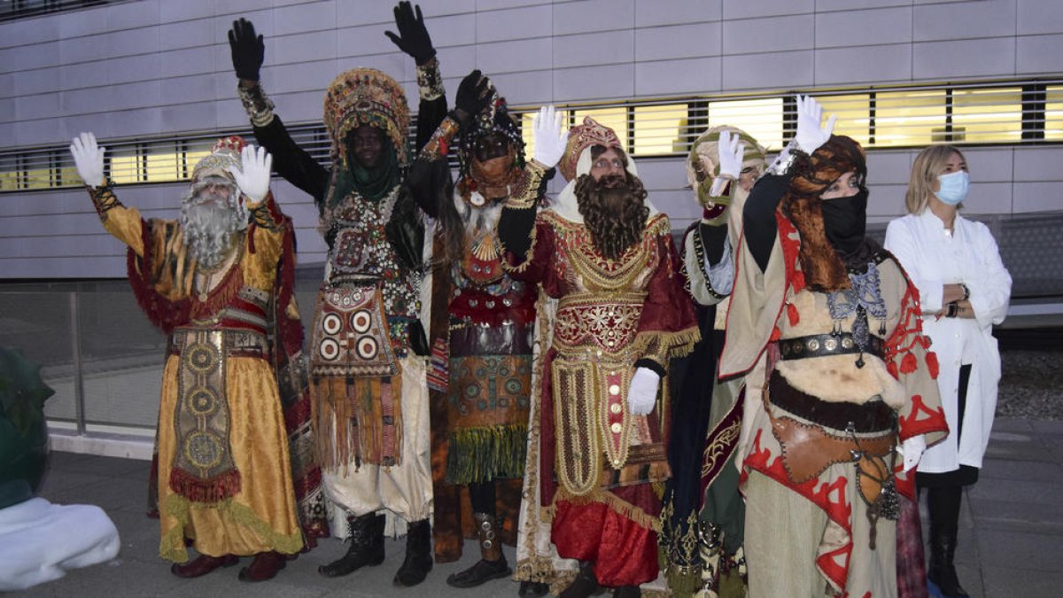 Los Reyes Magos traen regalos para los niños ingresados en el Hospital Sant Joan de Reus