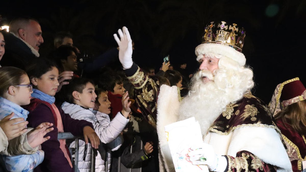 Los Reyes de Oriente vuelven a tirar caramelos en la cabalgata de Tarragona