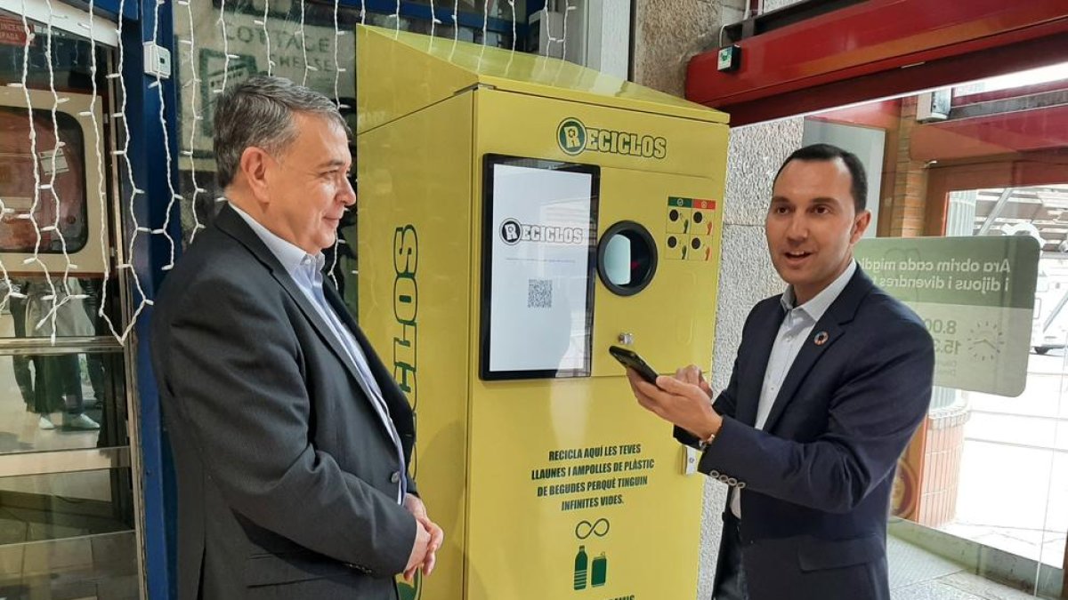 El mercat de Reus compta amb la primera màquina de reciclatge recompensat