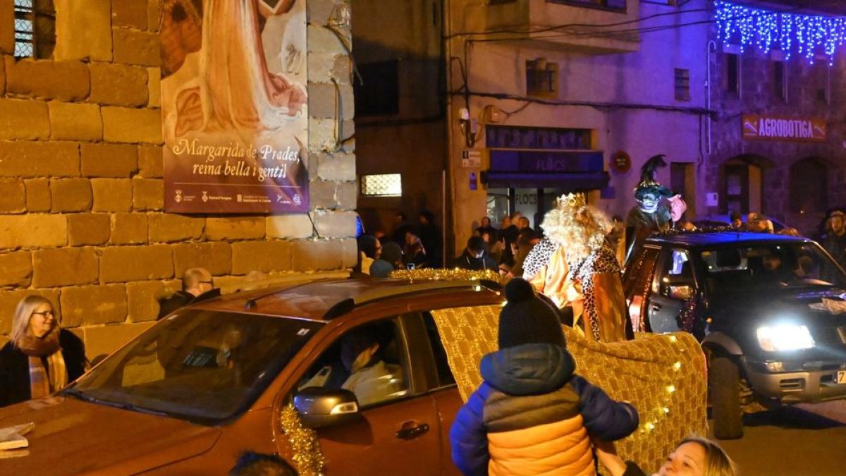 Los Reyes Magos llegan a Prades entre música y bengalas