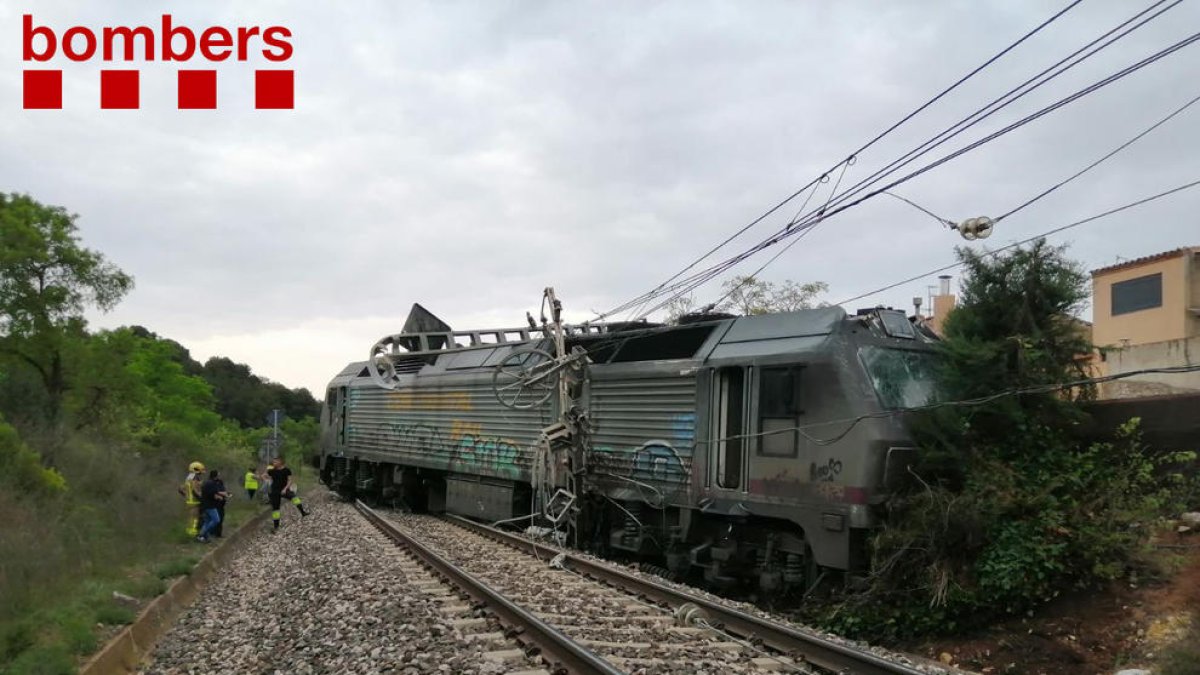 Heridos leves el conductor y el ayudante de un tren de mercancías no peligrosas descarrilado en Vilaverd