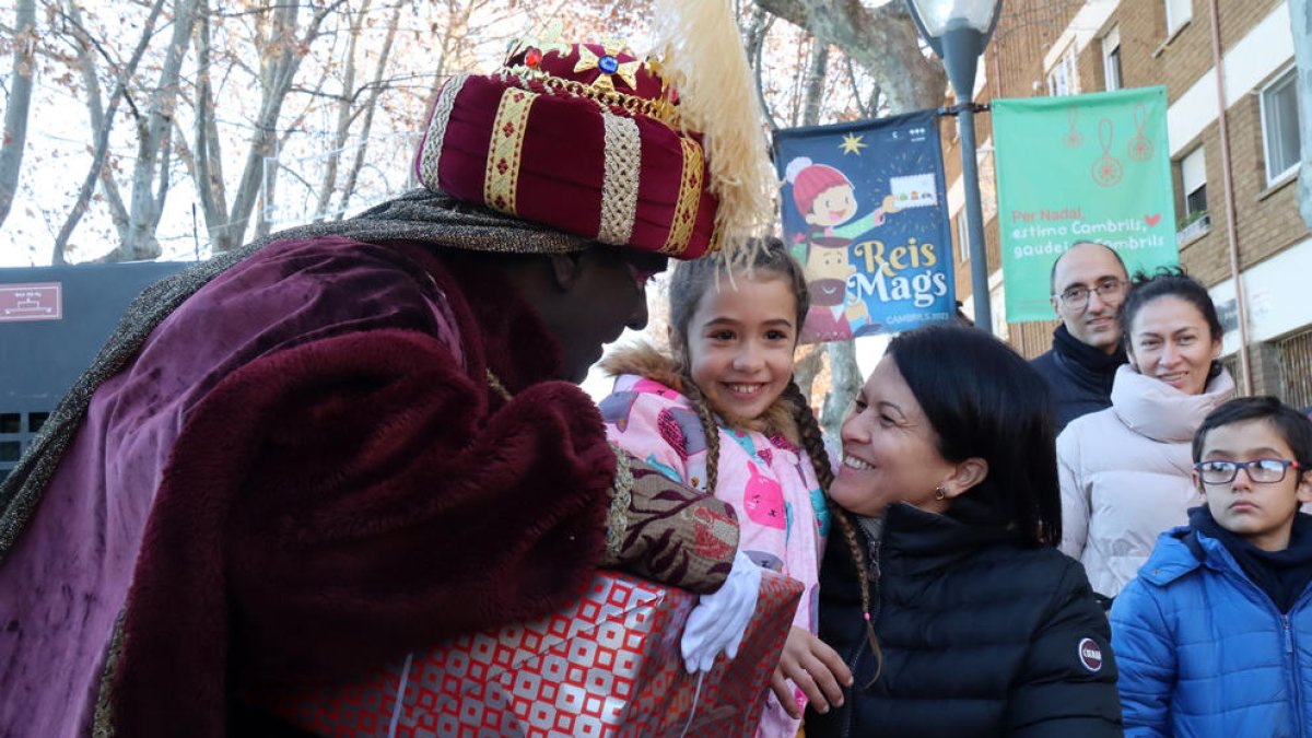 Els Reis d'Orient reparteixen regals i il·lusió porta a porta als infants de Cambrils