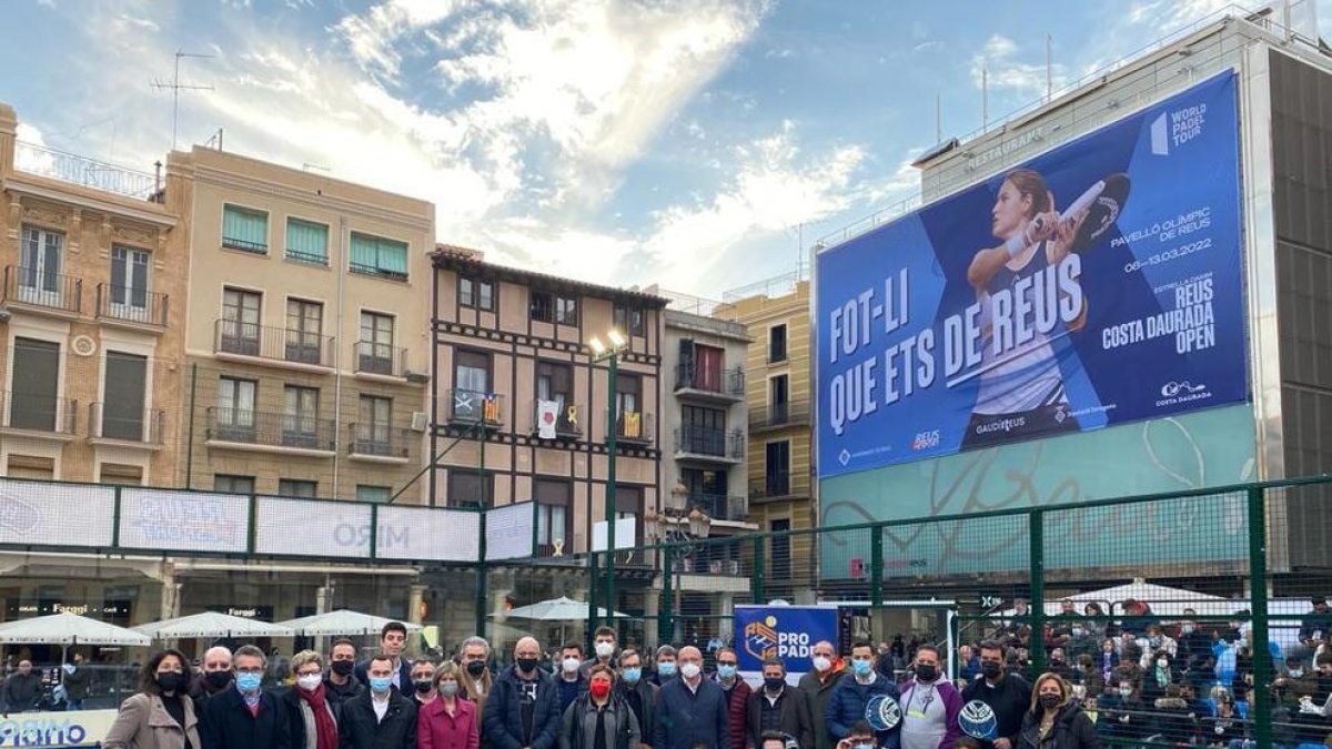 Inaugurada la pista de pàdel de la plaça del Mercadal
