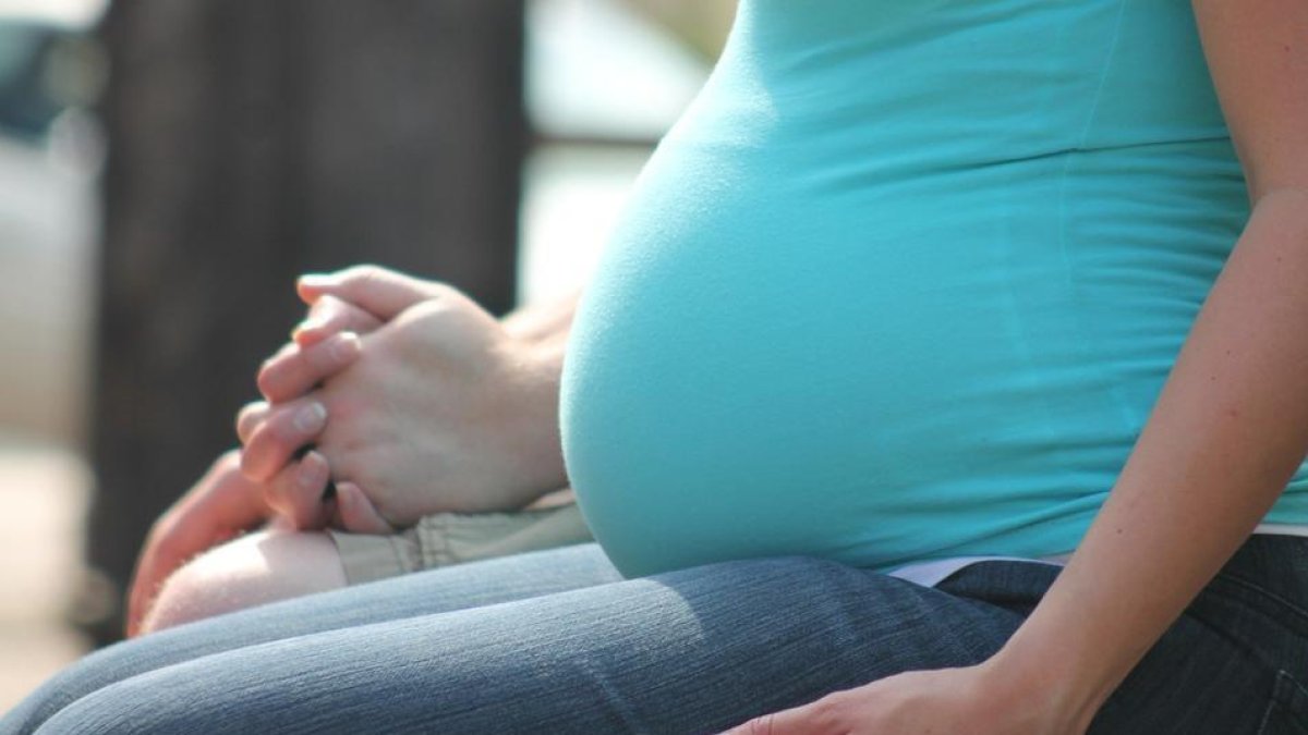 Crean una aplicación basada en inteligencia artificial que vigila la salud mental de las embarazadas