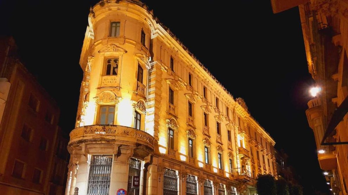 La fachada del Museo Salvador Vilaseca de Reus luce nueva iluminación