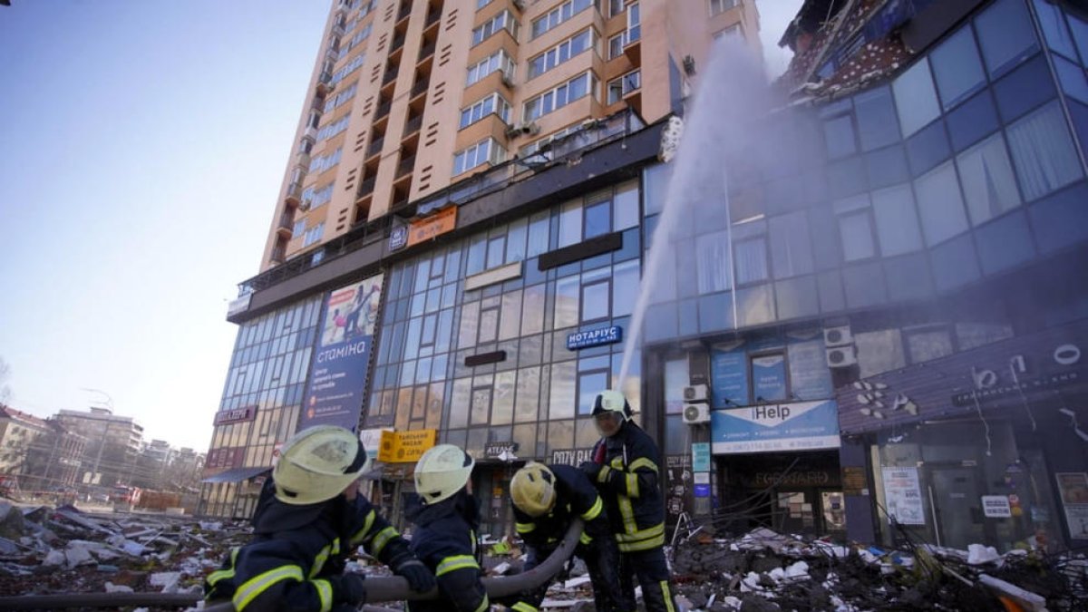 Ucrania cifra en 198 a los civiles muertos desde la invasión y Zelenski dice que el ejército ha hecho «descarrilar» el ataque a Kiev