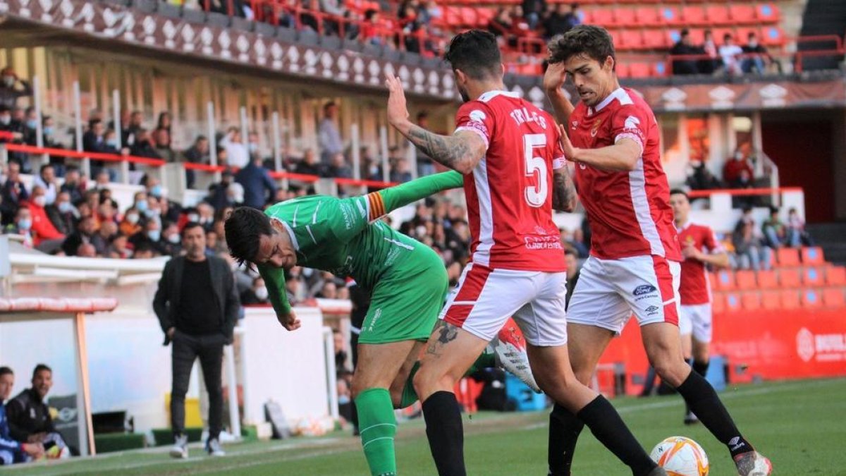 Peke amenaza en el Nàstic con un chut lejano