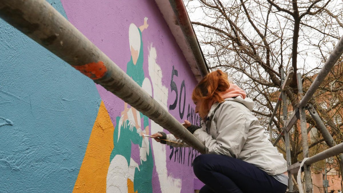 Un mural de Pardines inmortaliza los 50 años de historias de Sant Pere i Sant Pau