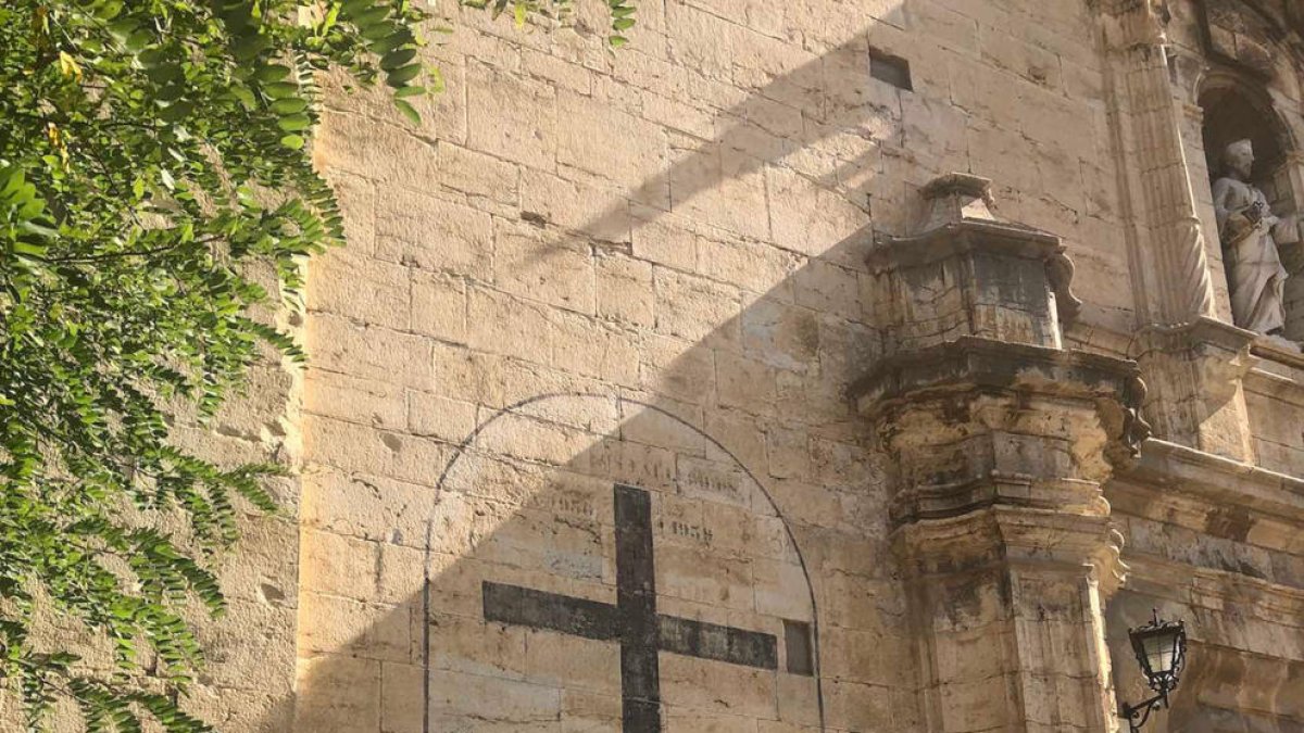 Demanen que el Bisbat de Tortosa retiri tota la simbologia franquista de la Diòcesi