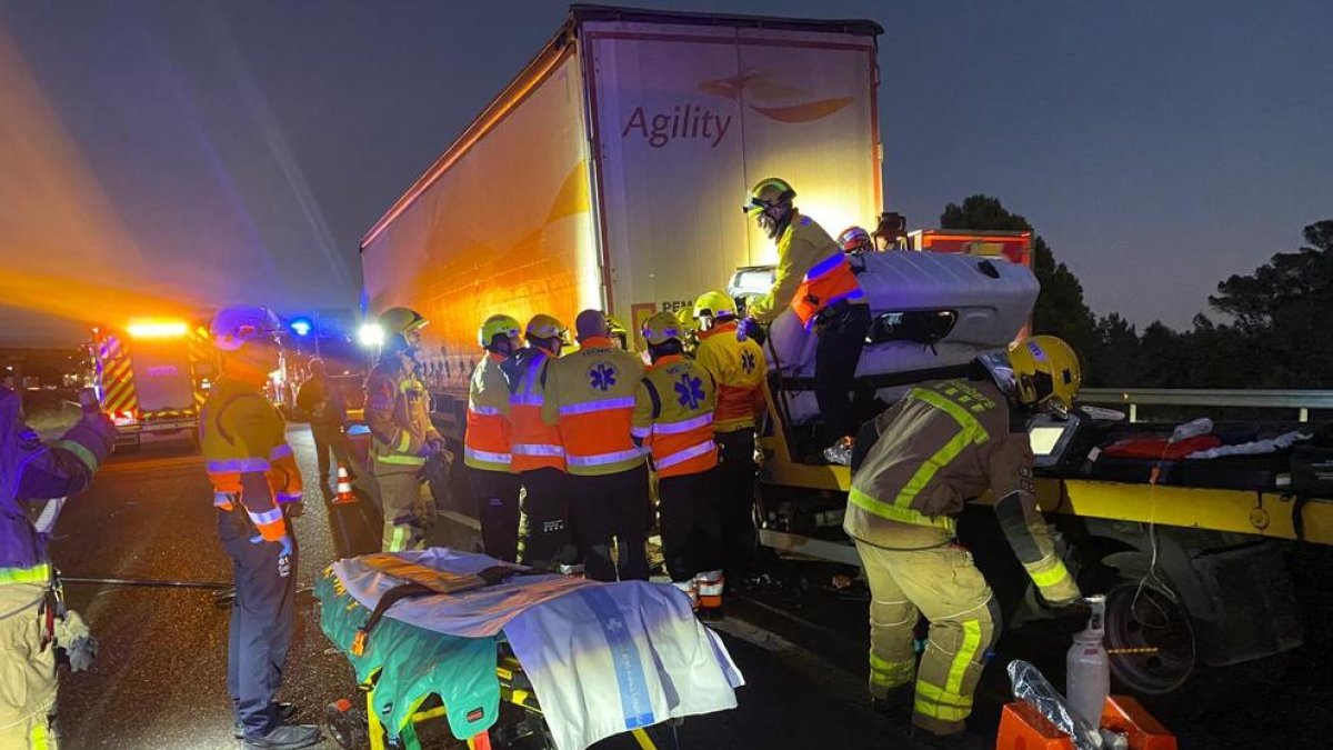 Un herido grave en un accidente entre dos camiones en la AP-7 en l'Hospitalet de l'Infant