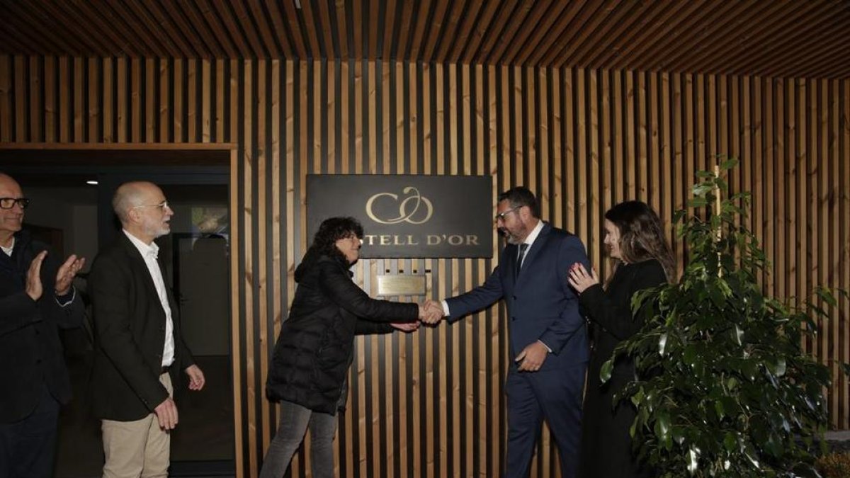 La consejera Teresa Jordà inaugura las instalaciones de Castell d'Or en Vila-rodona