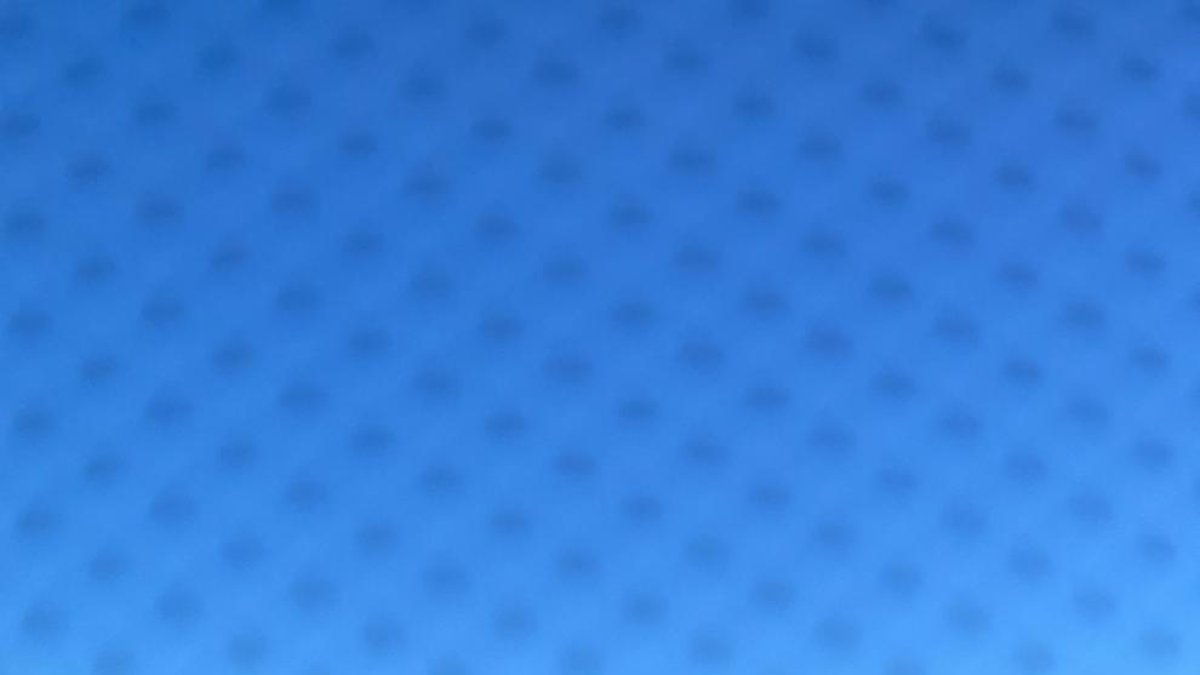 El viento arranca dos placas de metal del techo de la piscina de Alcover