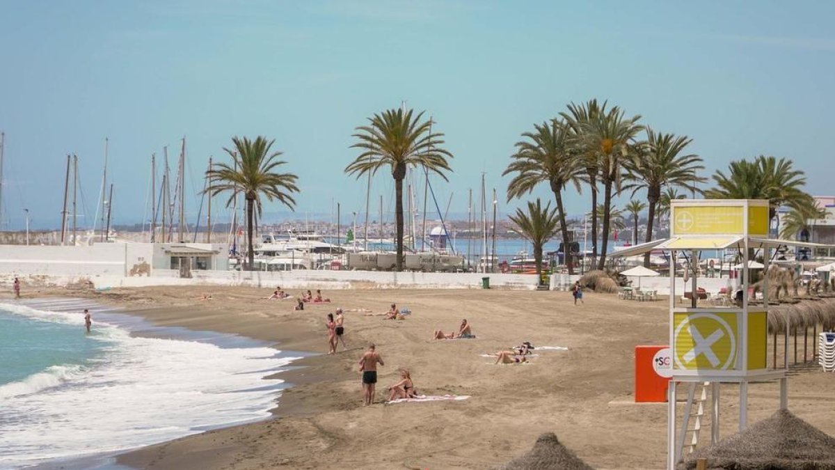 Troben el cadàver d'una dona sense cap ni mans surant en una platja de Marbella