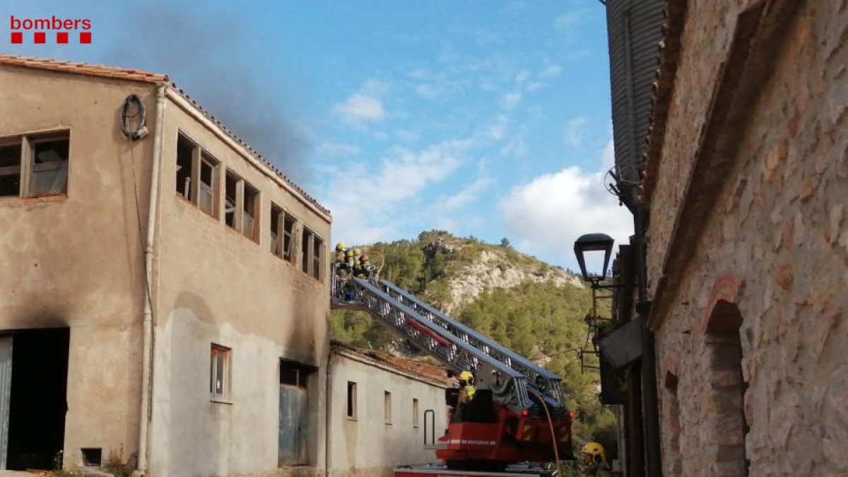 Un ferit crític en un incendi en una nau a Vandellòs que ha cremat 2 vehicles i un tractor