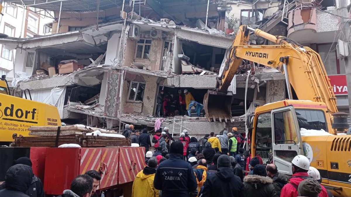 Un terremoto en Turquía deja al menos 284 muertos y más de 2.200 heridos