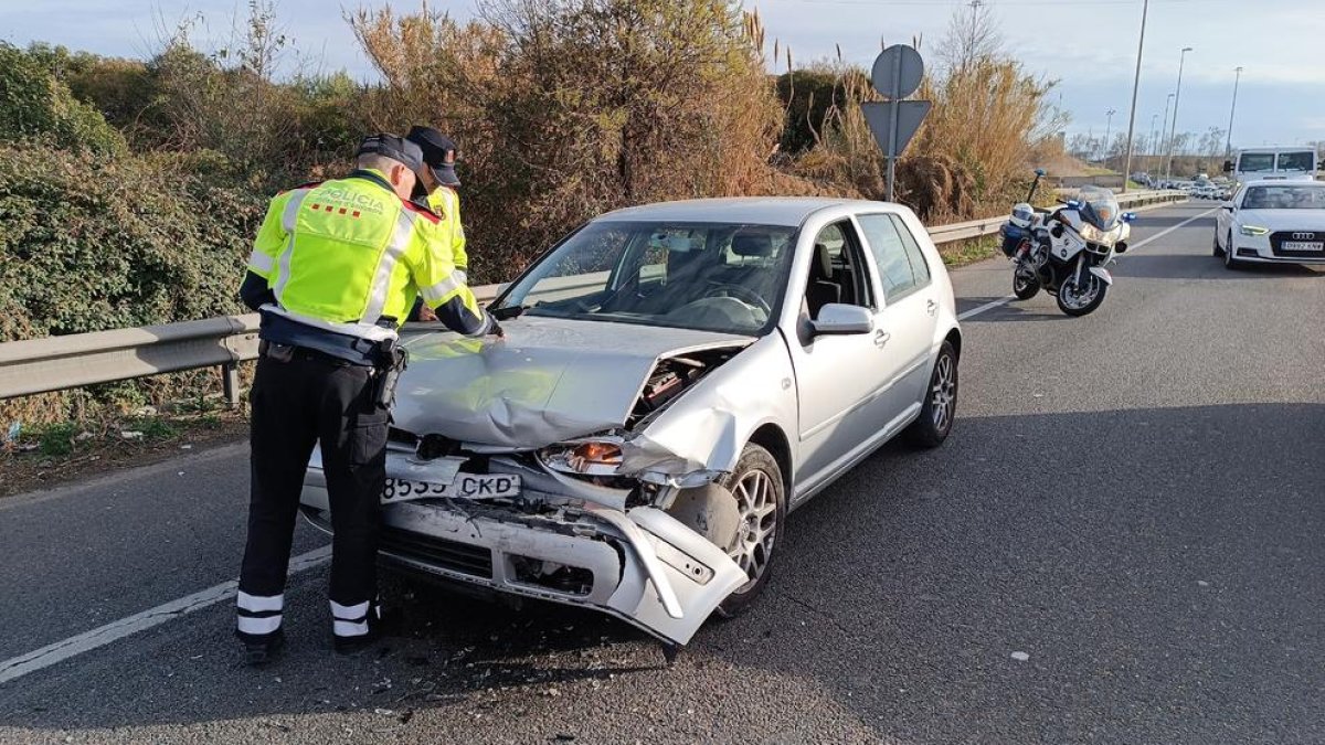 Un accident entre dos turismes provoca retencions a la sortida de Tarragona per la T-11