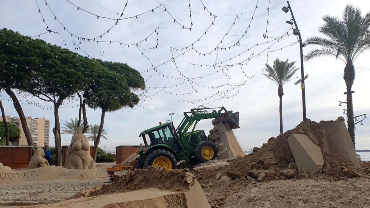 Es desfà el pessebre de sorra de la Pineda que han visitat prop de 30.000 persones