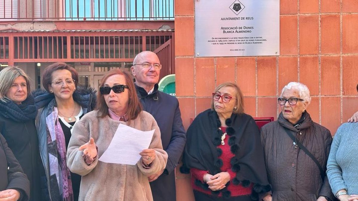 Inauguran una placa con motivo de los 30 años de la Asociación Blanca Almendro