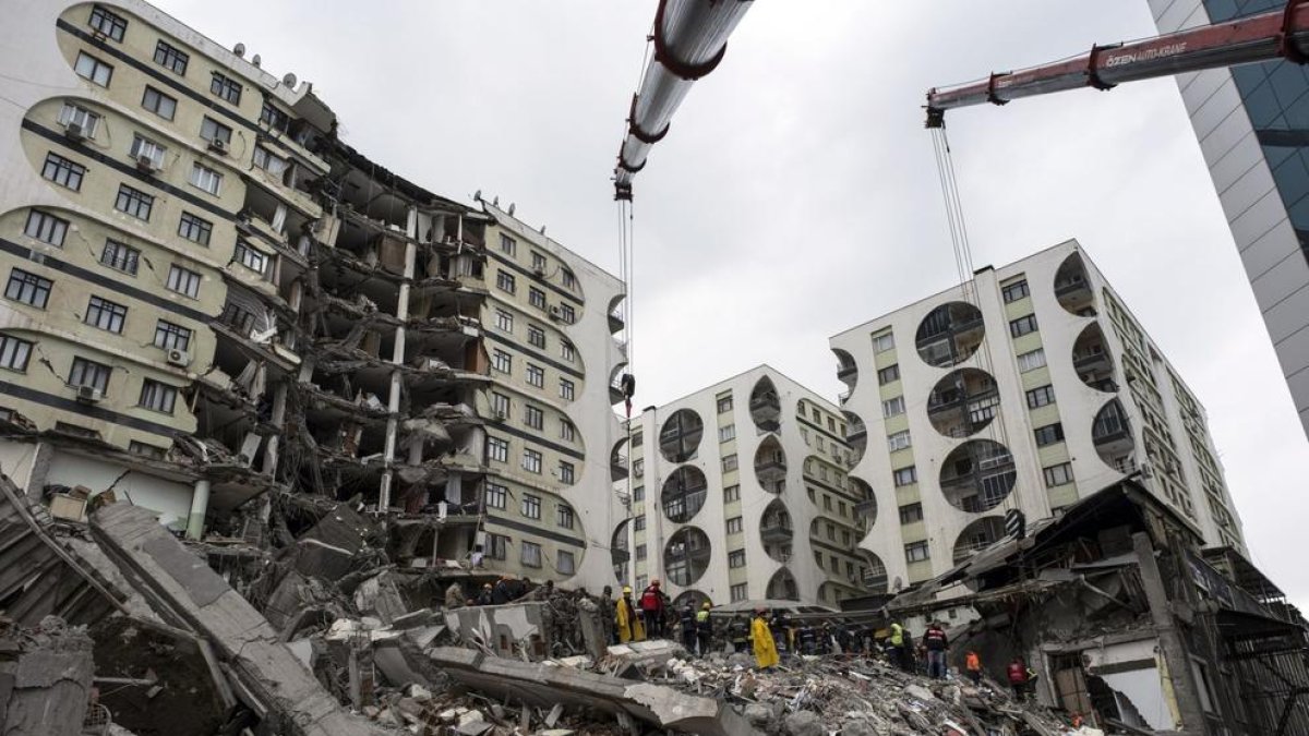 El nombre de morts pel terratrèmol a Turquia i Síria supera els 5.200