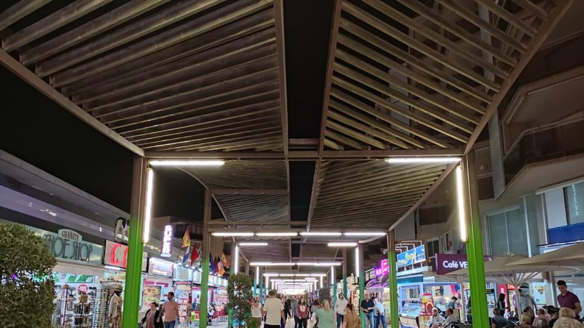 La nueva iluminación LED RGB y White en la calle Saragossa de Salou se implantará en febrero